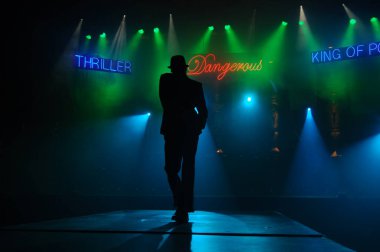 Hyderabad Bar 'da dansçı silueti. 6 Şubat 2024.