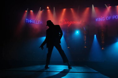 Hyderabad Bar 'da dansçı silueti. 6 Şubat 2024.