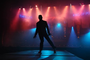 Hyderabad Bar 'da dansçı silueti. 6 Şubat 2024.