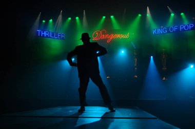 Hyderabad Bar 'da dansçı silueti. 6 Şubat 2024.