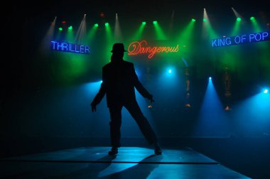 Hyderabad Bar 'da dansçı silueti. 6 Şubat 2024.