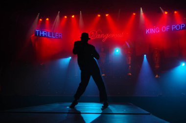 Hyderabad Bar 'da dansçı silueti. 6 Şubat 2024.