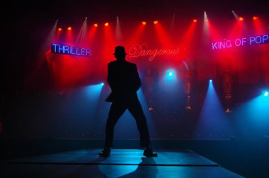 Hyderabad Bar 'da dansçı silueti. 6 Şubat 2024.