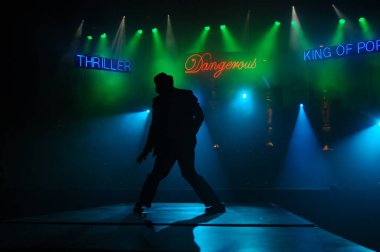 Hyderabad Bar 'da dansçı silueti. 6 Şubat 2024.