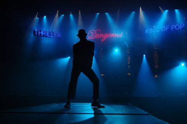 Hyderabad Bar 'da dansçı silueti. 6 Şubat 2024.