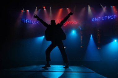 Hyderabad Bar 'da dansçı silueti. 6 Şubat 2024.