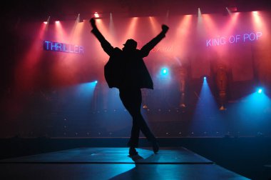 Hyderabad Bar 'da dansçı silueti. 6 Şubat 2024.