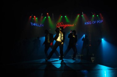 Hyderabad Bar 'da dansçı silueti. 6 Şubat 2024.