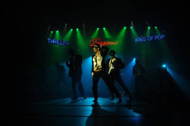 Hyderabad Bar 'da dansçı silueti. 6 Şubat 2024.