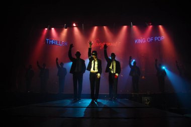 Hyderabad Bar 'da dansçı silueti. 6 Şubat 2024.