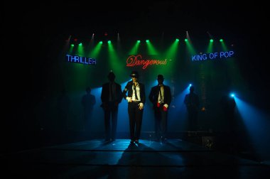 Hyderabad Bar 'da dansçı silueti. 6 Şubat 2024.