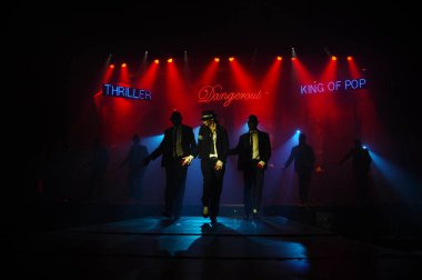 Hyderabad Bar 'da dansçı silueti. 6 Şubat 2024.