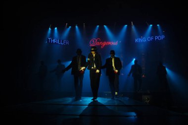 Hyderabad Bar 'da dansçı silueti. 6 Şubat 2024.