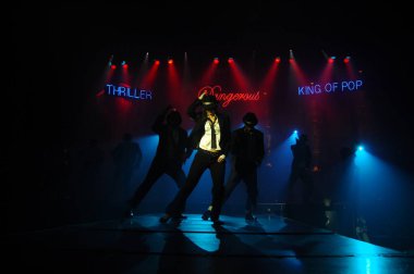 Hyderabad Bar 'da dansçı silueti. 6 Şubat 2024.