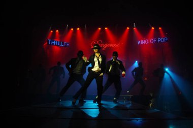 Hyderabad Bar 'da dansçı silueti. 6 Şubat 2024.