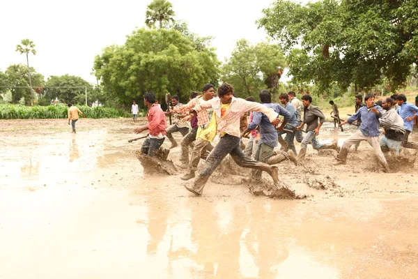 Hyderabad Hindistan 'da 19 Şubat 2024' te savaşan savaşçılar