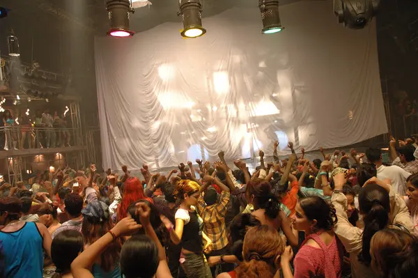 Hyderabad 'ın 19 Şubat 2024' te Hindistan 'da eğlenen insanlar