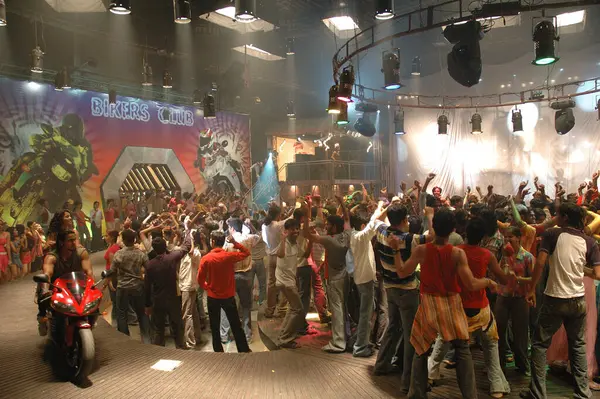 Hyderabad 'ın 19 Şubat 2024' te Hindistan 'da eğlenen insanlar