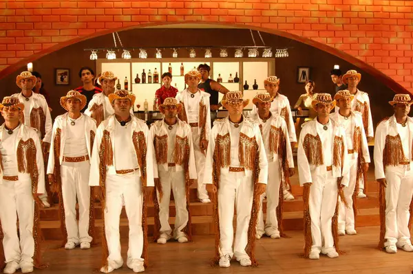 Hintli Erkek Dansçılar Hyderabad kılığında Hindistan 6 Şubat 2024