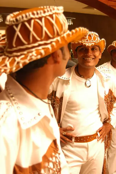 Hintli Erkek Dansçılar Hyderabad kılığında Hindistan 6 Şubat 2024