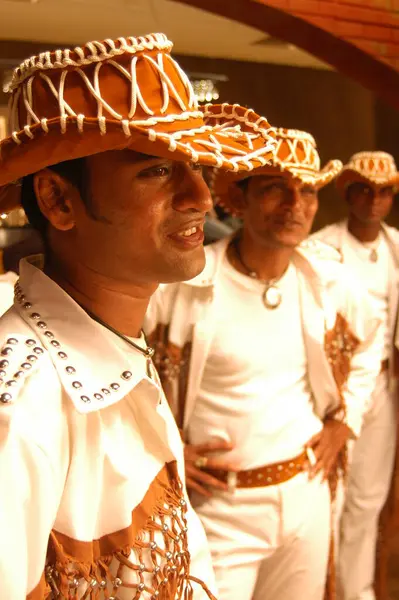 Hintli Erkek Dansçılar Hyderabad kılığında Hindistan 6 Şubat 2024