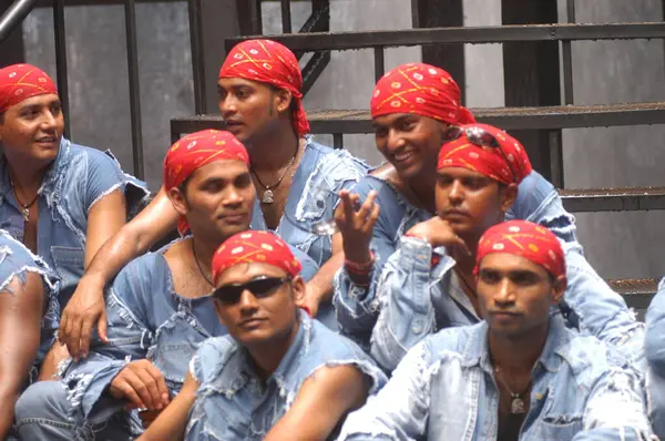 Hintli Erkek Dansçılar Hyderabad kılığında Hindistan 6 Şubat 2024