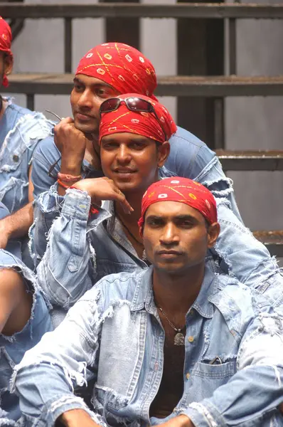 Hintli Erkek Dansçılar Hyderabad kılığında Hindistan 6 Şubat 2024