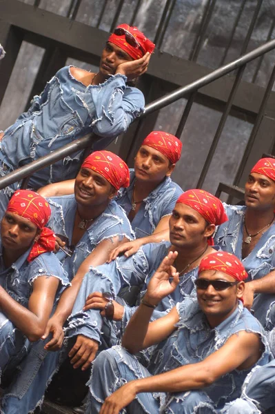 Hintli Erkek Dansçılar Hyderabad kılığında Hindistan 6 Şubat 2024