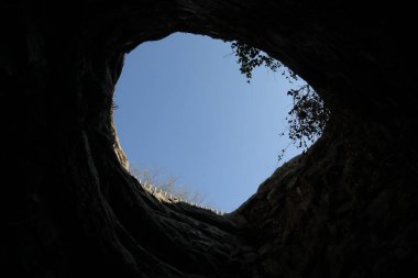 Kenya Mağarası Afrika 'da çiğ taşlar