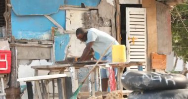 Afrika sahilinde çalışan Afrikalı işçi Nairobi Kenya Afrika 5 Mart 2024