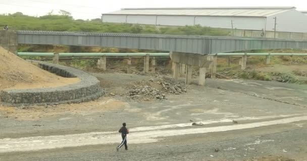 Trabajador Africano Una Carretera Nairobi Kenia África Marzo 2024 — Vídeo de stock
