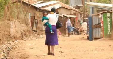 Afrikalı anne ve çocuk Nairobi Kenya Afrika 5 Mart 2024