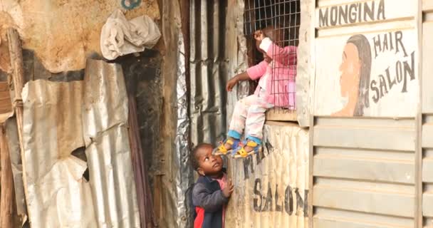 Niño Negro Africano Casa Nairobi Kenia África Marzo 2024 — Vídeo de stock