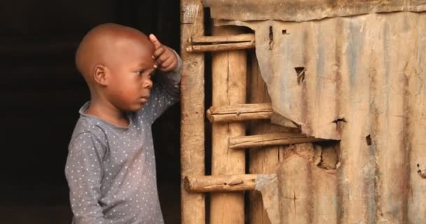 Afrykańskie Czarne Dziecko Domu Nairobi Kenia Afryka Marca 2024 — Wideo stockowe