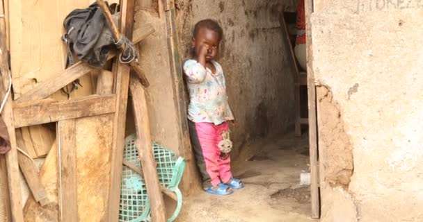 Niño Negro Africano Casa Nairobi Kenia África Marzo 2024 — Vídeo de stock
