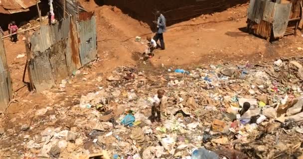 Crianças Africanas Brincando Uma Favela Nairobi Quênia Março 2024 — Vídeo de Stock