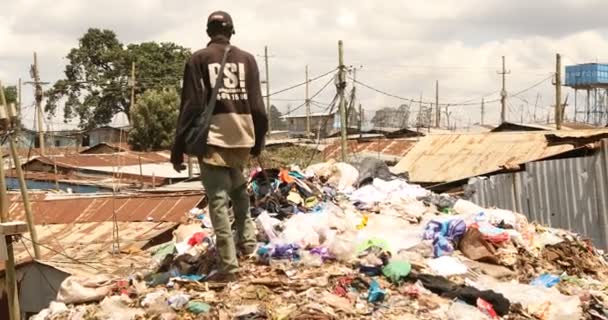 Keňská Procházka Blízkosti Hromady Koše Nairobi Keňa Března 2024 — Stock video