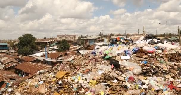 肯尼亚人在肯尼亚内罗毕垃圾堆附近行走2024年3月5日 — 图库视频影像