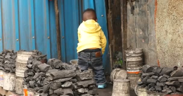 Afrykańskie Czarne Dziecko Domu Nairobi Kenia Afryka Marca 2024 — Wideo stockowe