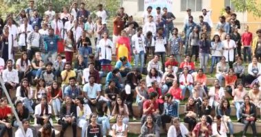 Hintli öğrenciler 10 Mart 2024 Hyderabad Hindistan açık hava konferans salonunda