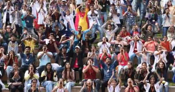 Indičtí Studenti Mávají Rukama Hledišti Pod Širým Nebem Března 2024 — Stock video