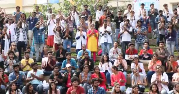 Studenti Indiani Che Salutano Mani All Aperto Auditorium Marzo 2024 — Video Stock