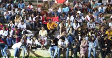 Hintli öğrenciler 10 Mart 2024 Hyderabad Hindistan açık hava konferans salonunda