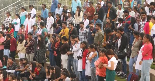 オープンエア講堂でインドの学生 2024 ハイデラバード インド — ストック動画