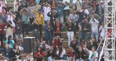 Hintli Öğrenciler 10 Mart 2024 Hyderabad Hindistan Açık Hava Salonunda El Sallıyor