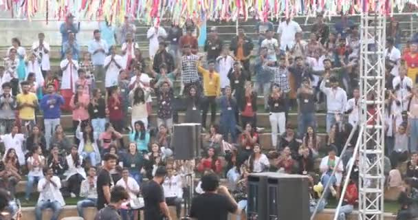 Estudiantes Indios Saludan Con Las Manos Auditorio Aire Libre Marzo — Vídeos de Stock