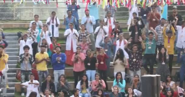 Indiska Studenter Viftar Med Händerna Uteserveringen Mars 2024 Hyderabad Indien — Stockvideo