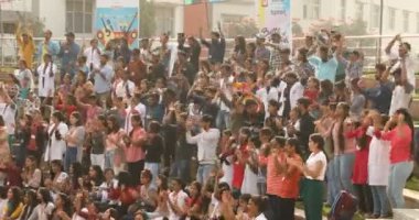 Hintli öğrenciler Progrom Hyderabad Hindistan 'da alkışlıyorlar. 15 Ağustos 2024