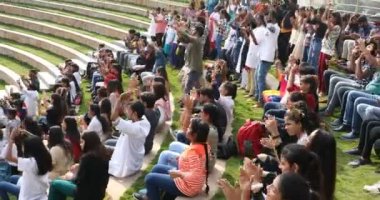 Hintli Öğrenciler 10 Mart 2024 Hyderabad Hindistan Açık Hava Salonunda El Sallıyor