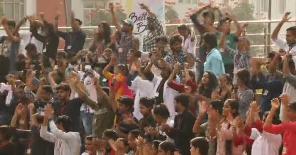 Estudiantes Indios Saludan Con Las Manos Auditorio Aire Libre Marzo — Vídeo de stock